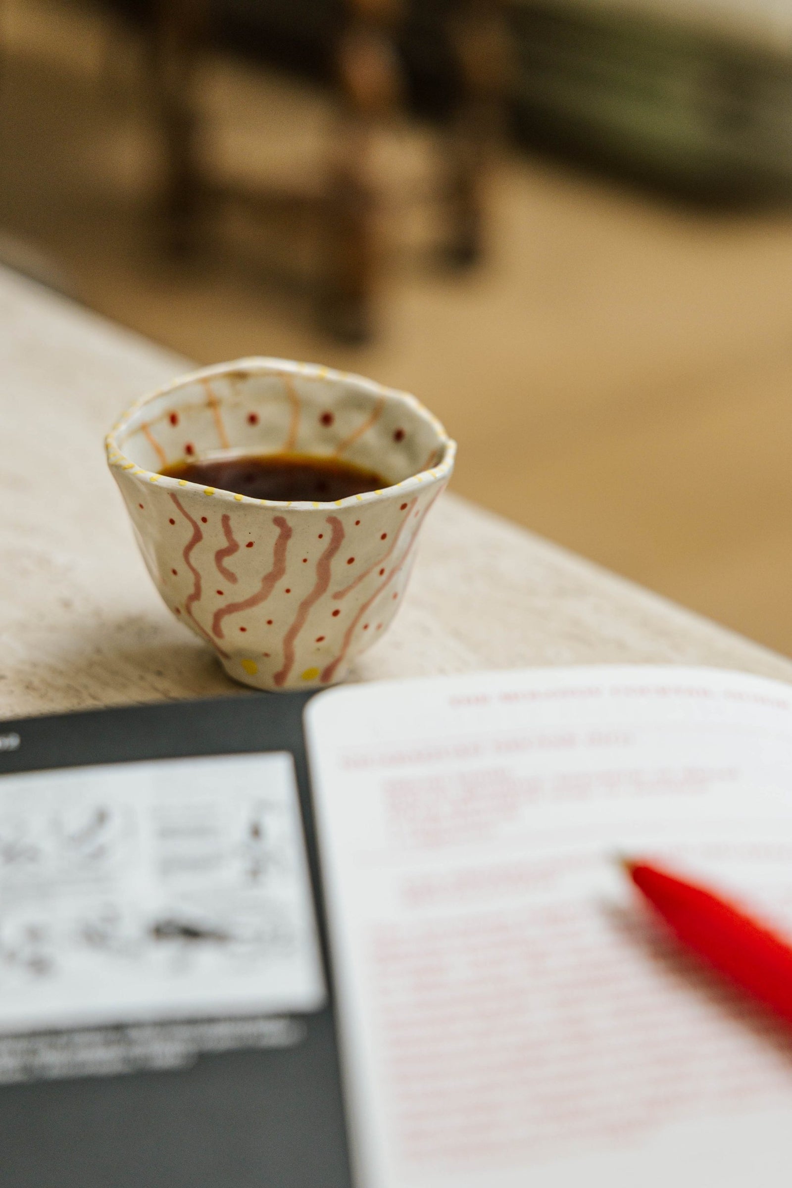Kopje filterkoffie naast een opengeslagen boek