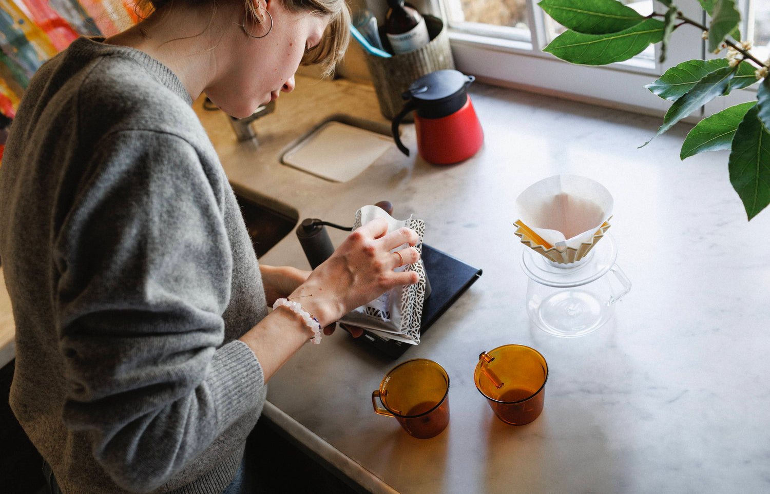 Koffie afwegen naast de dripper