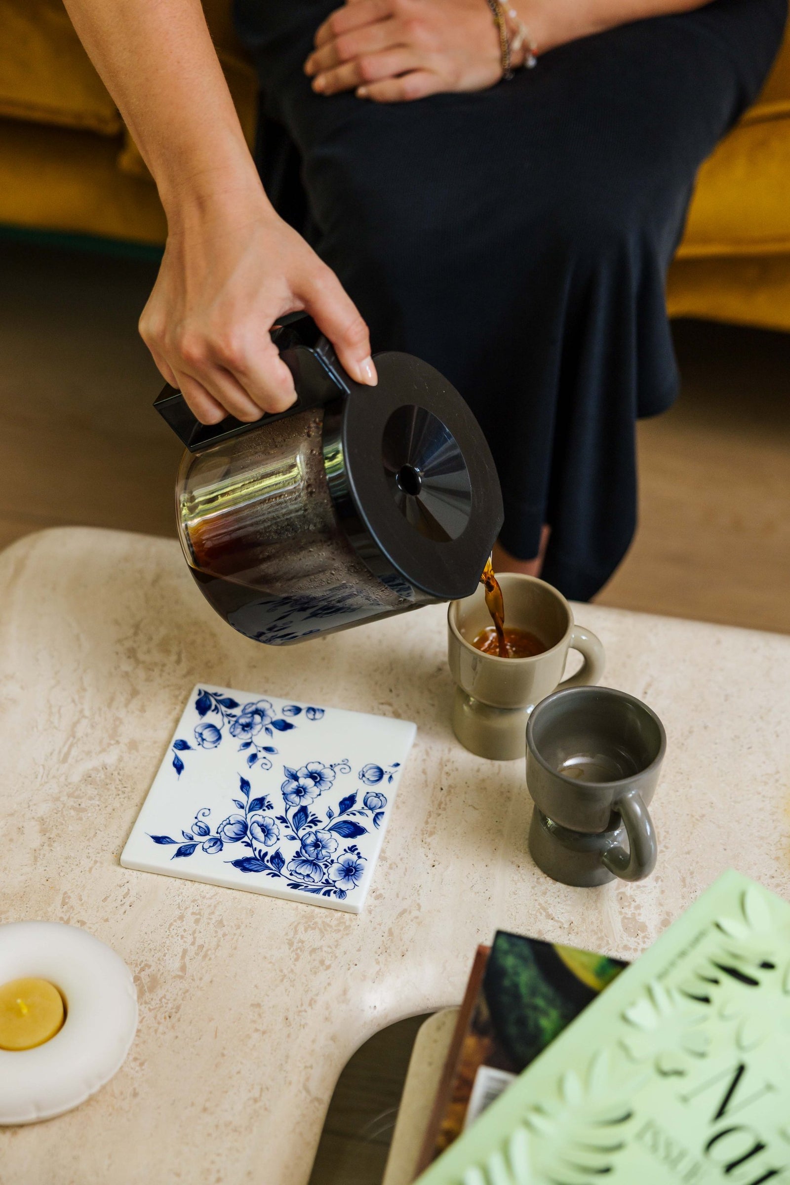 Koffie uitschenken