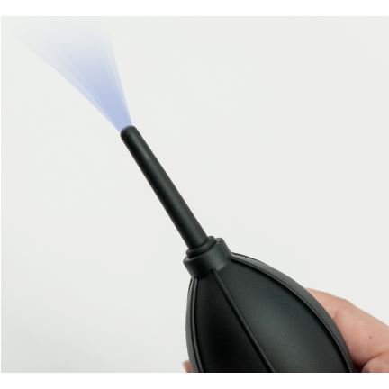 Timemore Cleaning Air Blower in gebruik bij een koffiemolen