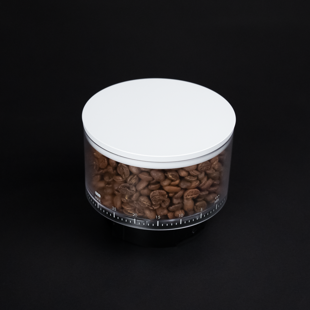 De afgesloten bonentrechter van de MERAKI Gen 2, gevuld met koffiebonen
