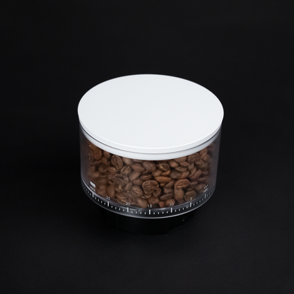 De afgesloten bonentrechter van de MERAKI Gen 2, gevuld met koffiebonen