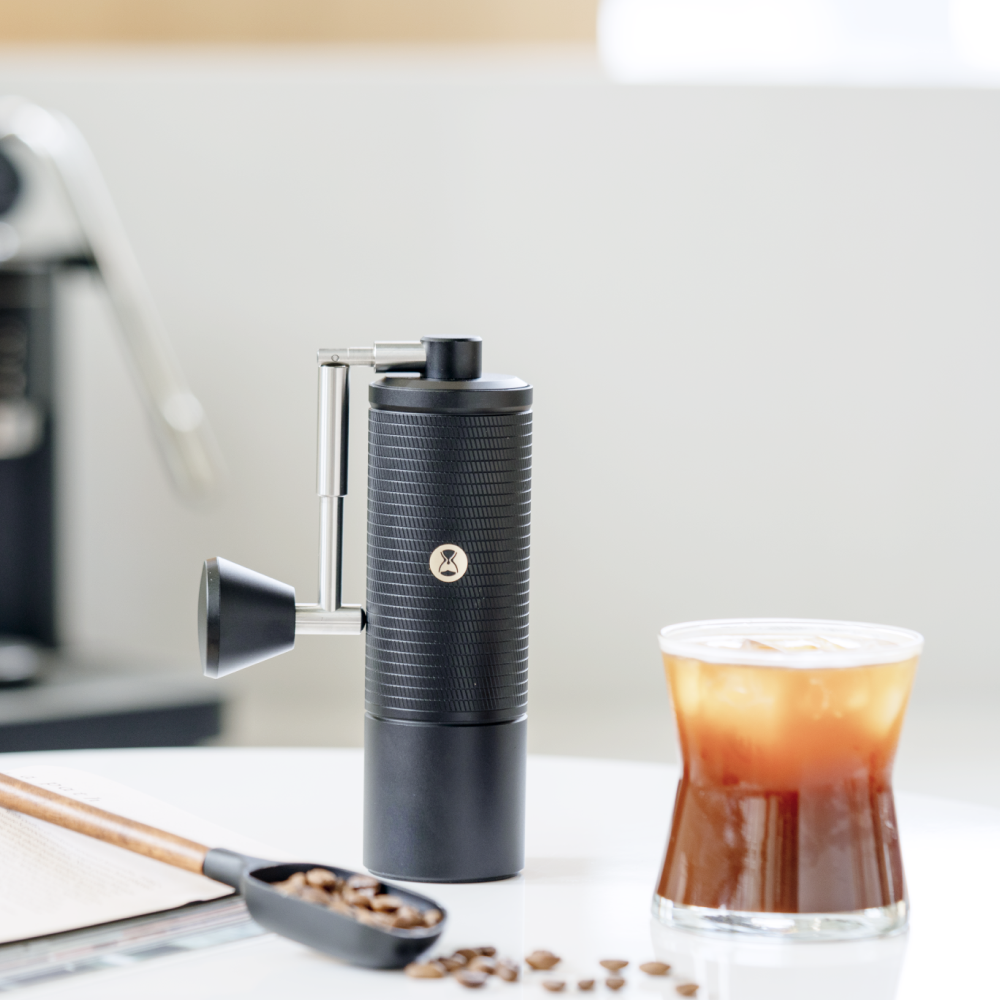 TIMEMORE C5 Pro in zwart naast een glas iced coffee