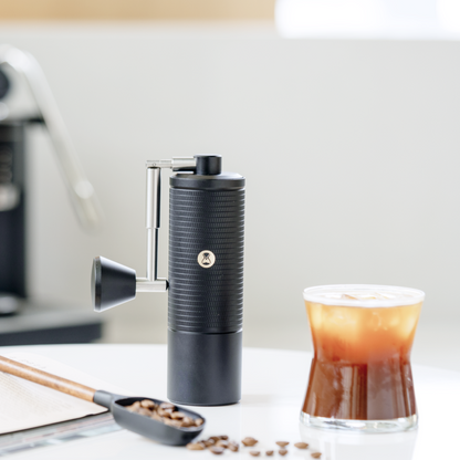 TIMEMORE C5 Pro in zwart naast een glas iced coffee