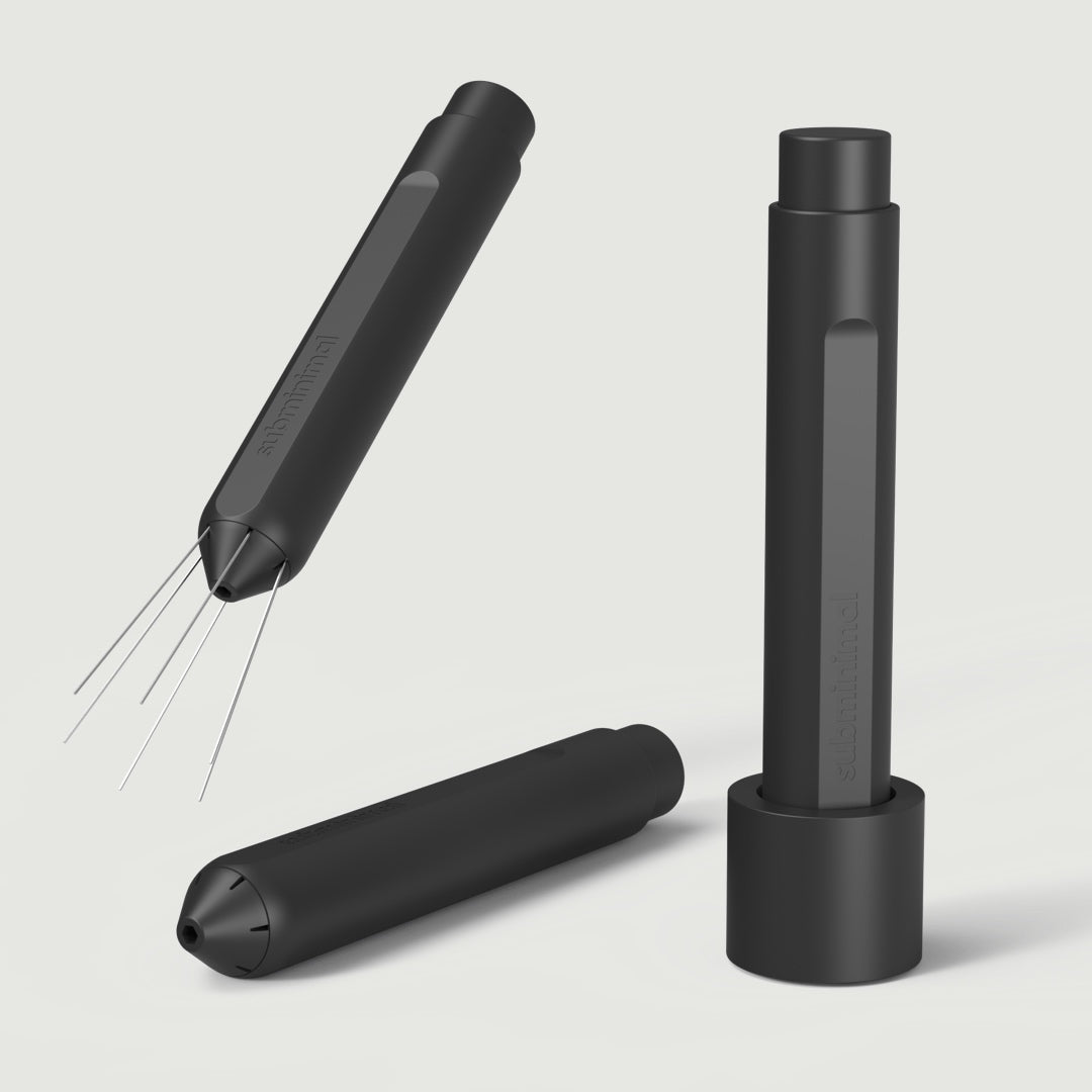 Subminimal Flick WDT tool in zwart mat geanodiseerd aluminium, met uitgeschoven roestvrijstalen naalden