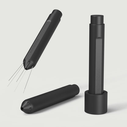 Subminimal Flick WDT tool in zwart mat geanodiseerd aluminium, met uitgeschoven roestvrijstalen naalden