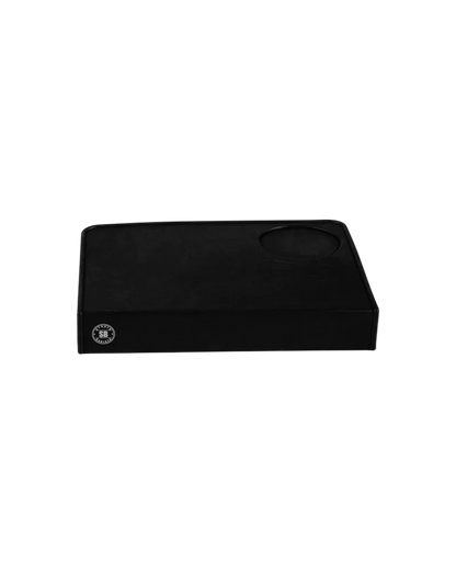 Studio Barista Tamping Mat Large in matzwart silicone, met opstaande rand voor de portafilter