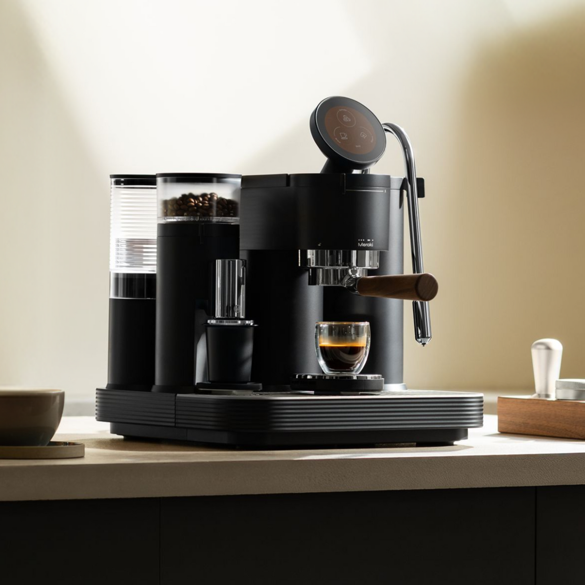 MERAKI Gen 2 espressomachine in het zwart, met geïntegreerde molen en touchscreen
