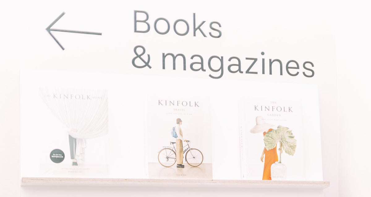 De boekenhoek in WAY Voldersstraat: het bordje Books & magazines boven een rek met Kinfolk