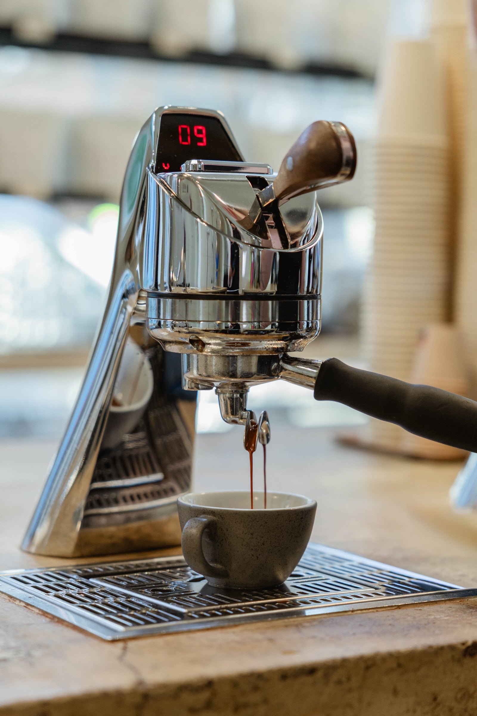 Barista giet latte art