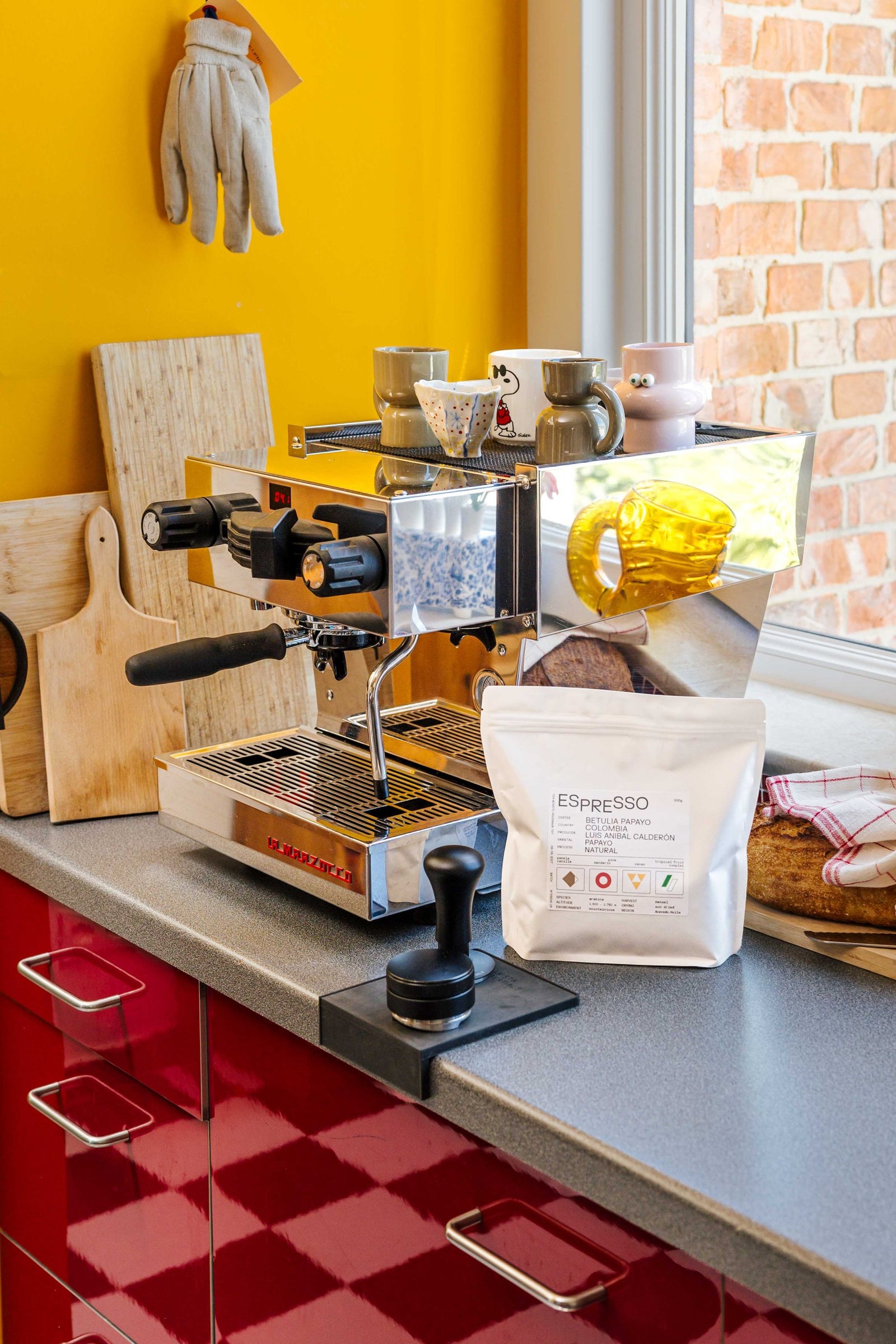 Espressomachine thuis met een zak WAY-koffie
