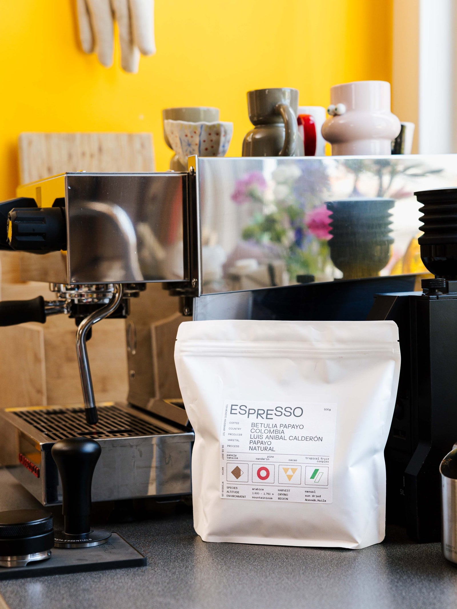 Zak WAY espresso naast een espressomachine thuis