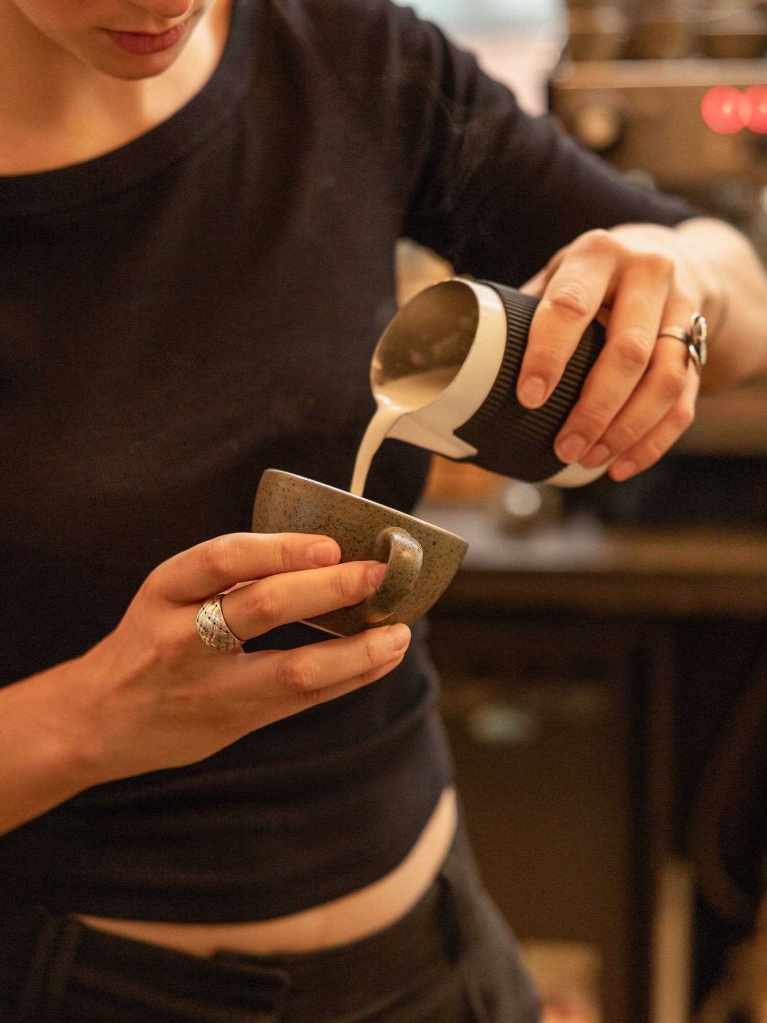 Barista giet latte art
