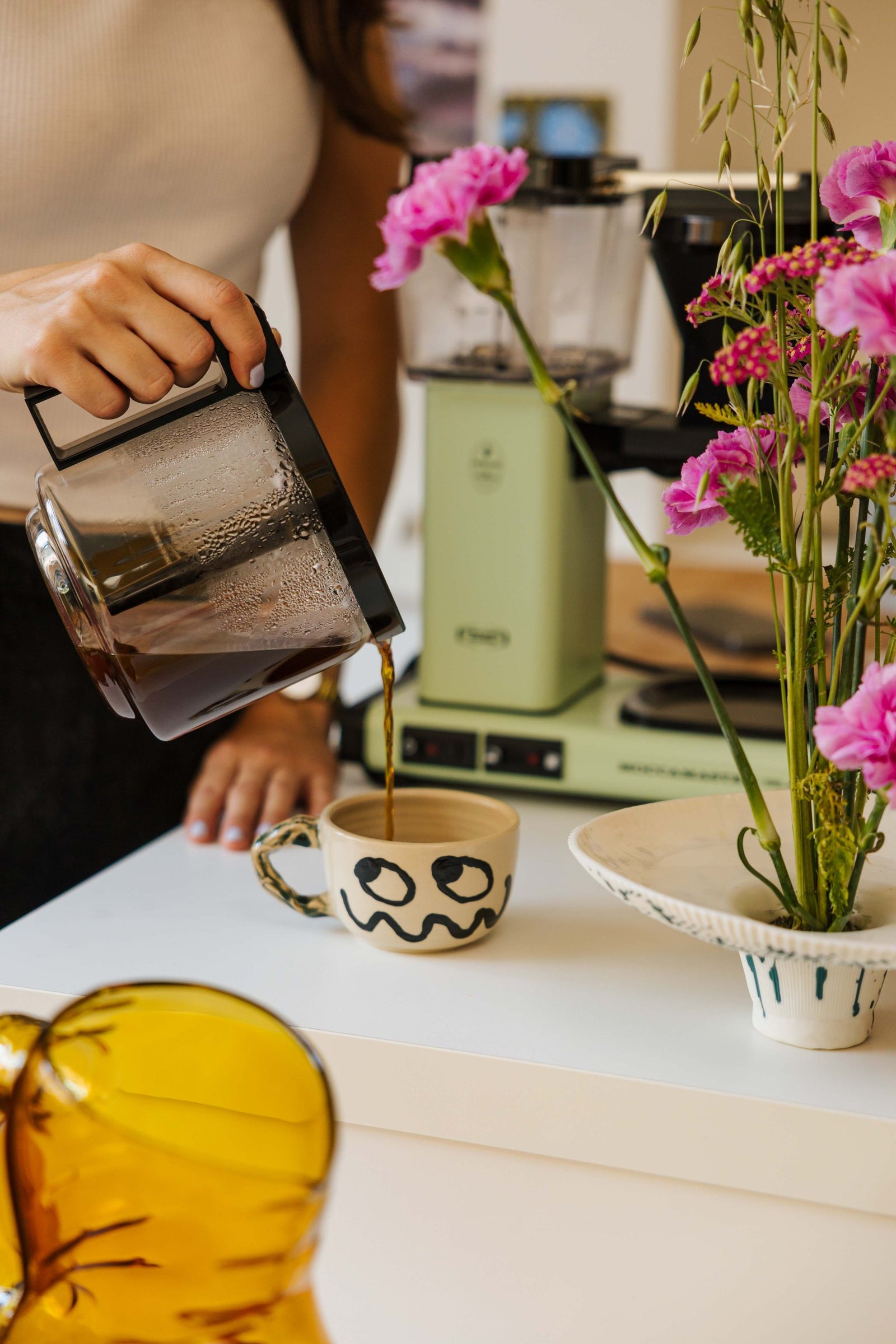 Koffie wordt uitgeschonken uit een Moccamaster-kan